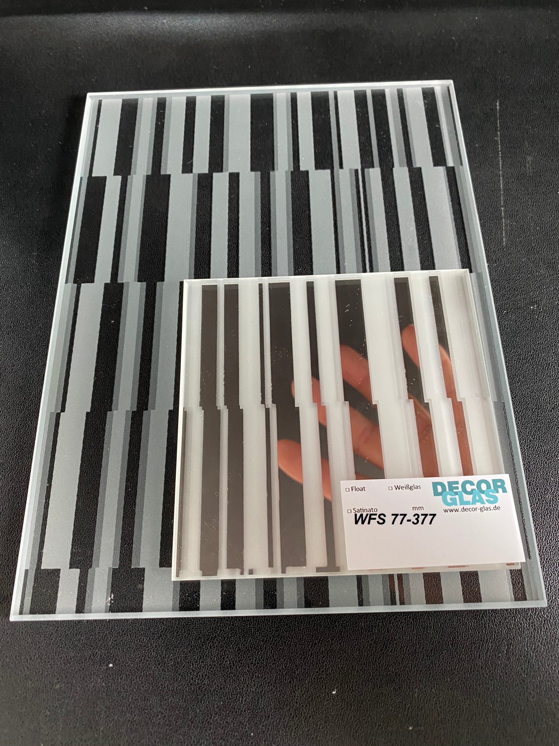 VSG-Glasmuster mit digitalgedrucktem Streifendekor in Schwarz-Weiss-Grau mit Decor Glas Etikett WFS 77-377