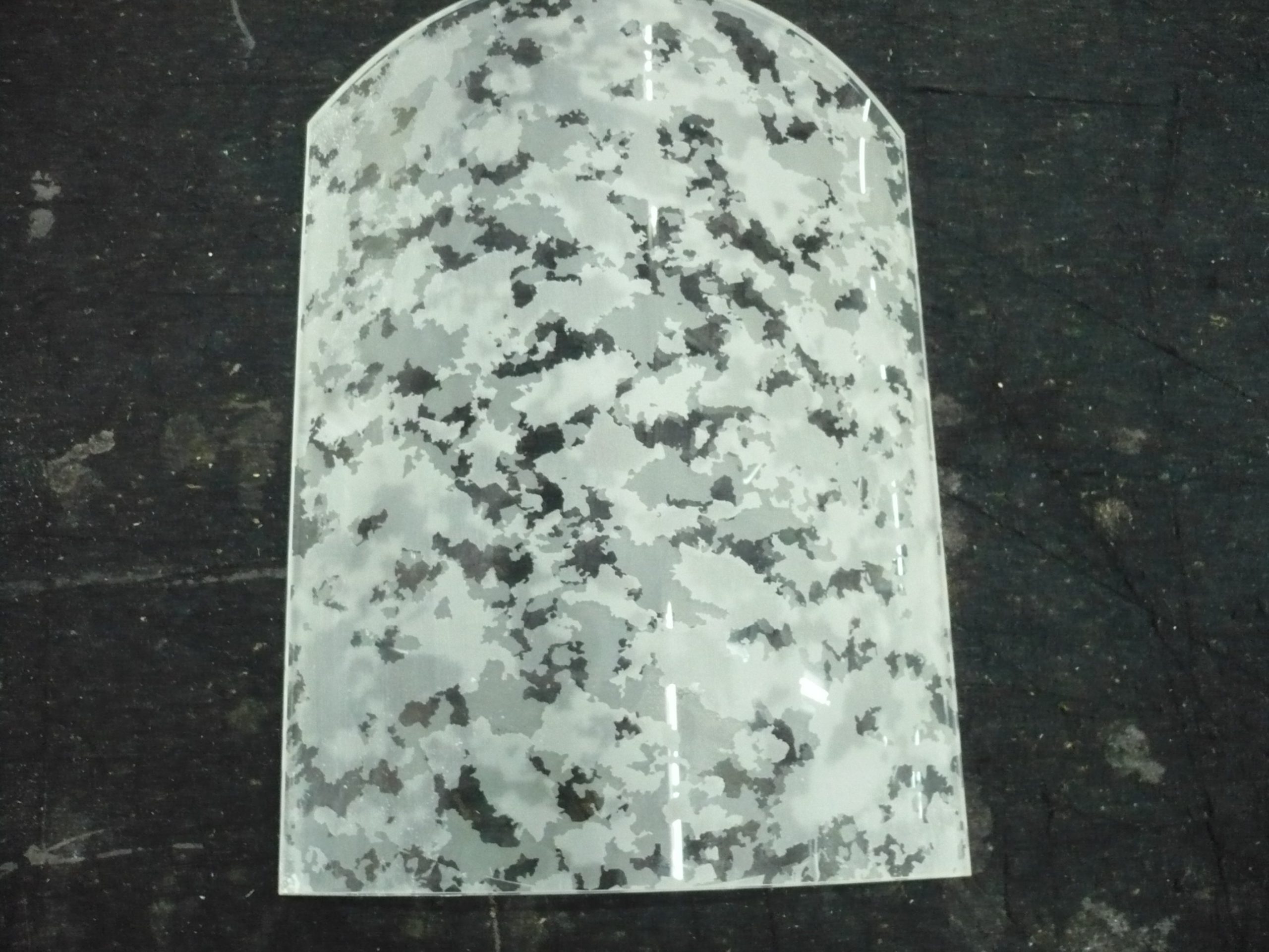 Gebogene VSG-Glasscheibe in Bogenform mit digitalgedrucktem Camouflage-Tarnmuster in Grau und Weiss