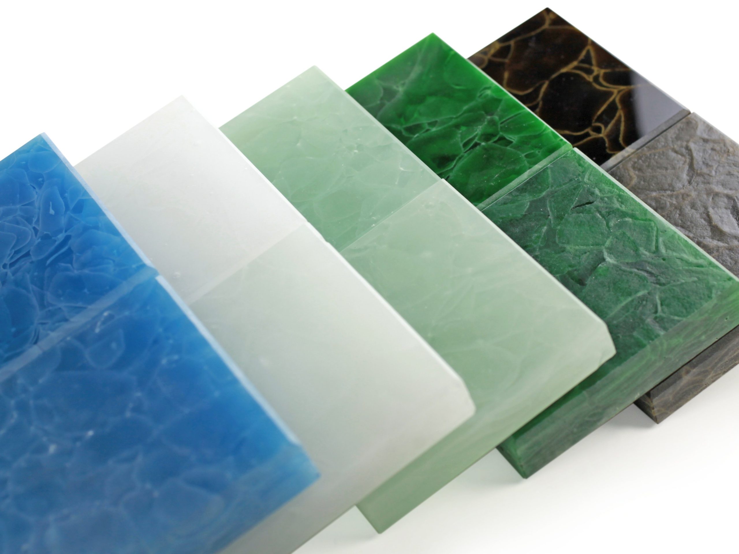Sechs FutureStone Glaslaminat-Muster aufgefaechert in Blau, Weiss, Hellgruen, Dunkelgruen, Schwarz und Grau