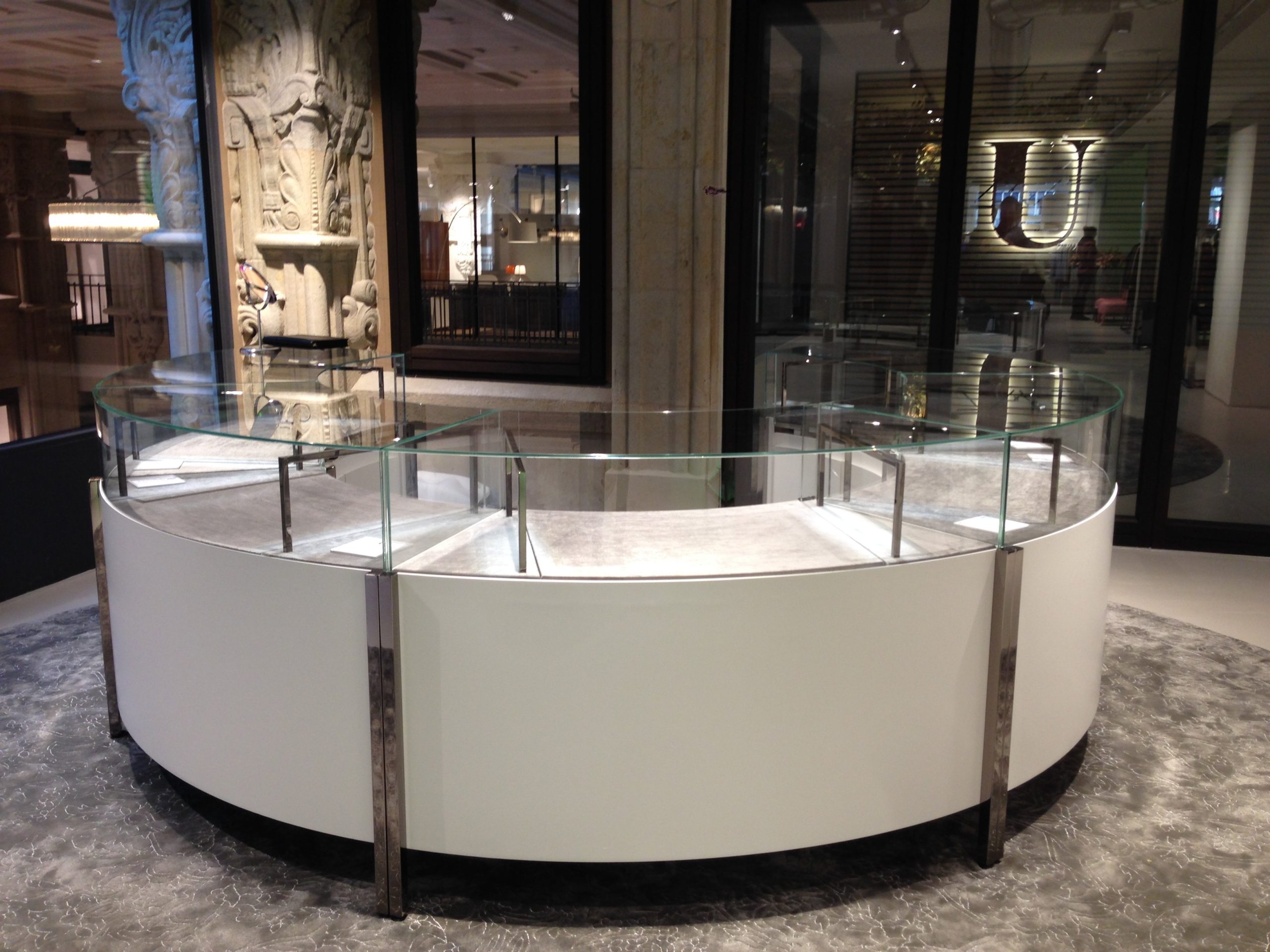 Gebogene Glasvitrine bei einem Luxus-Juwelier – UV-verklebt