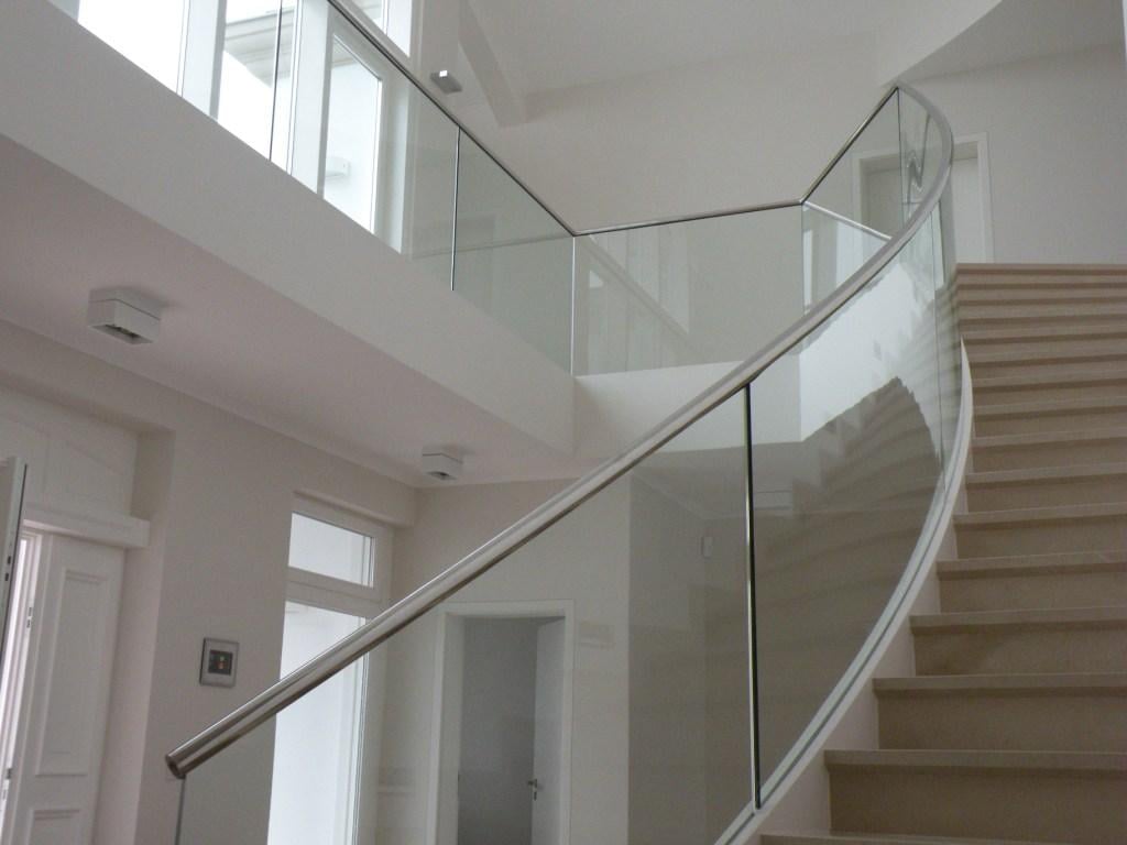 Gebogenes Glas-Treppengeländer in einer Villa – konstruktiver Glasbau