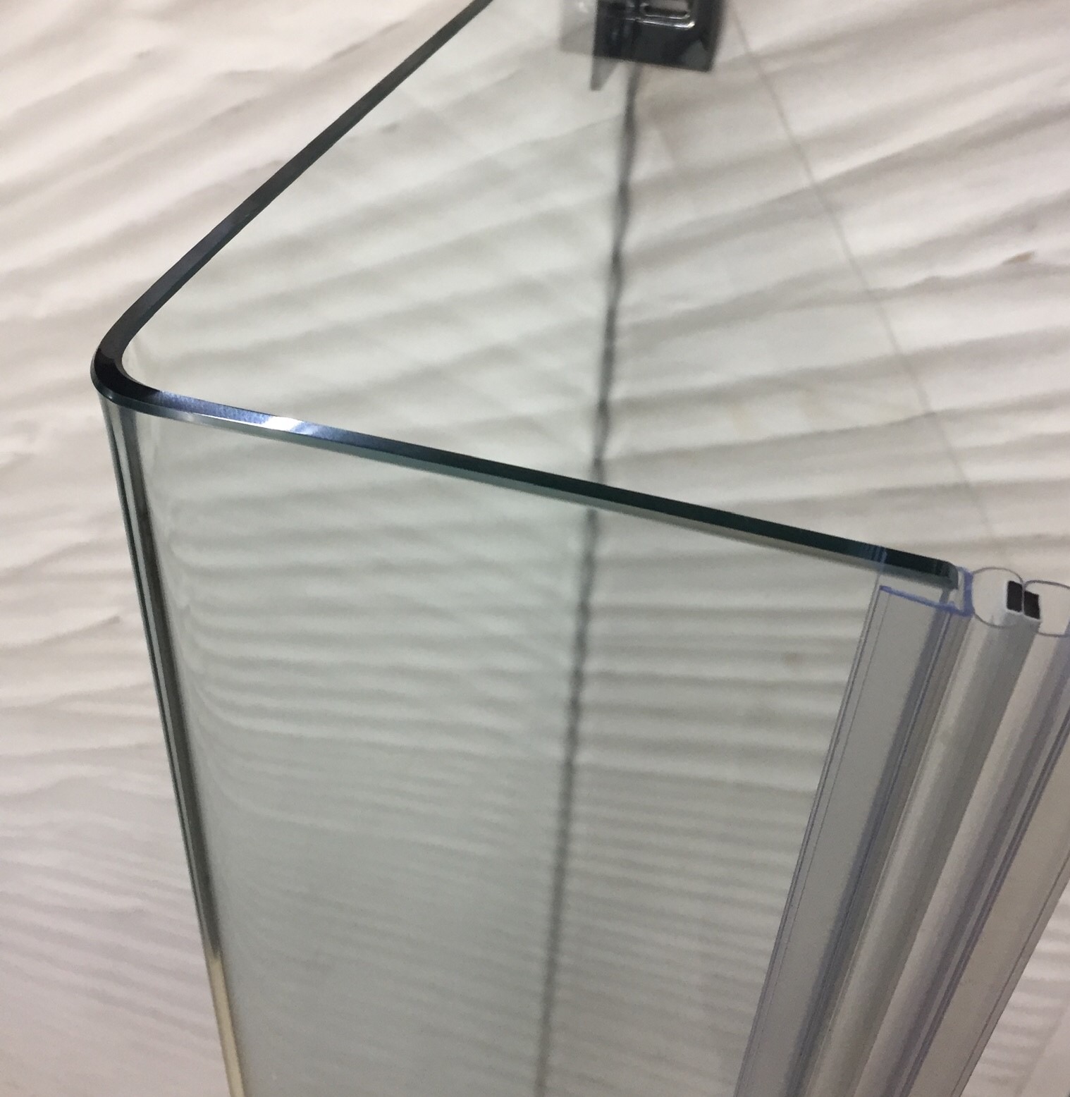 Gebogenes ESG-Glas mit Wellenstruktur
