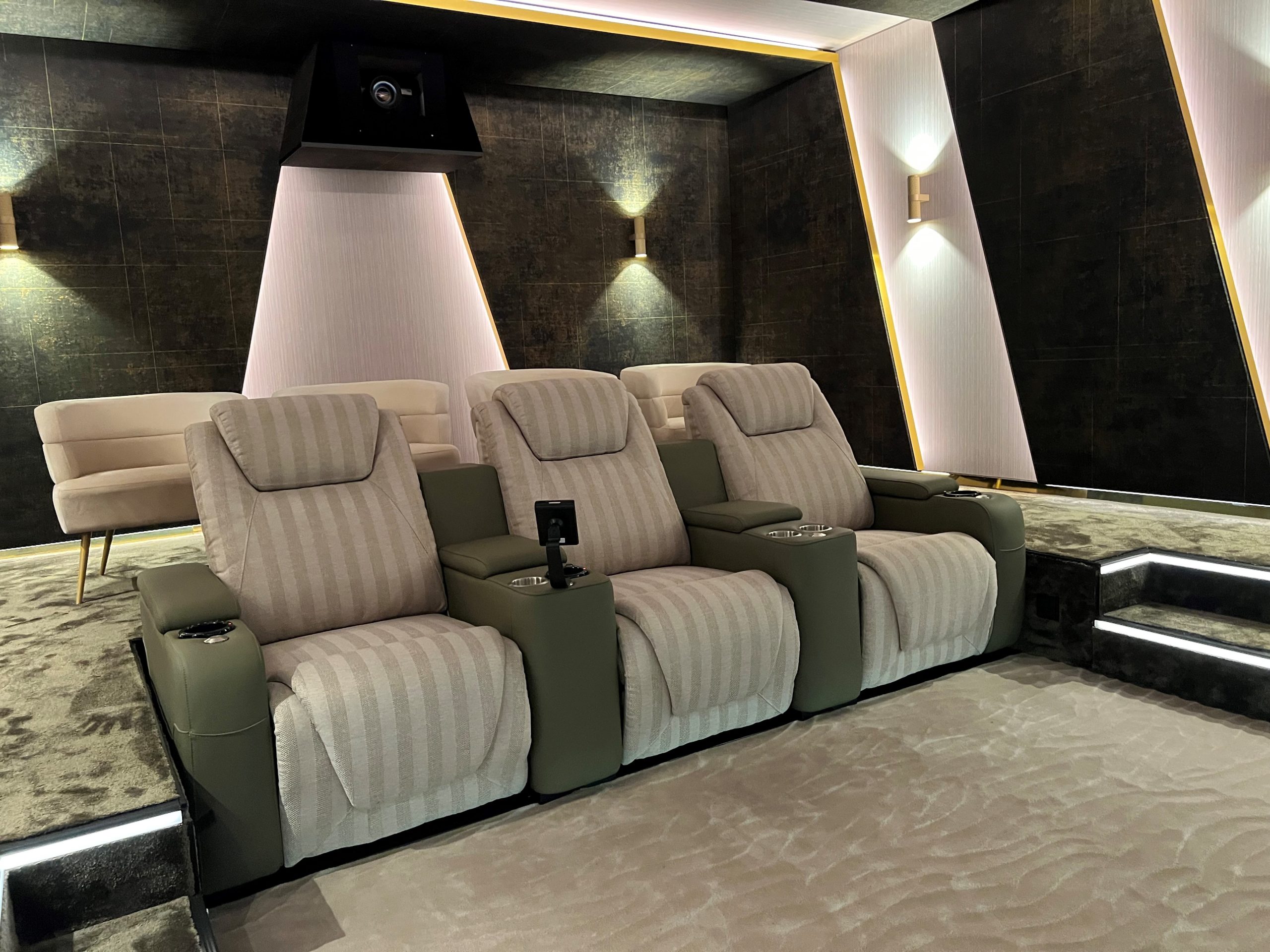 Luxus-Heimkino-Lounge mit eleganten Kinosesseln