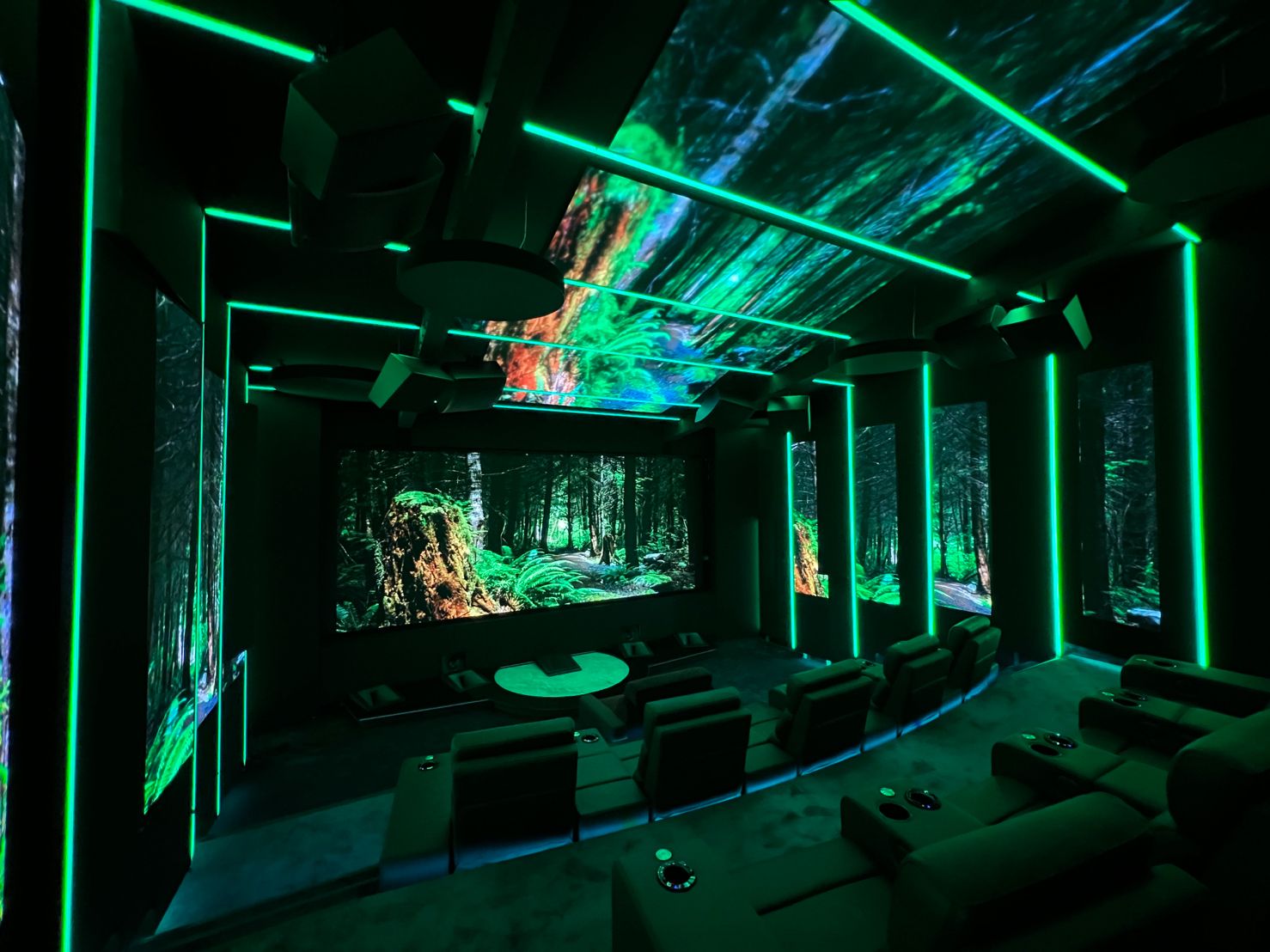 Immersives OASIS Heimkino mit gruener Waldprojektion und LED-Ambientelicht - SiO2 Home Cinema ARLED