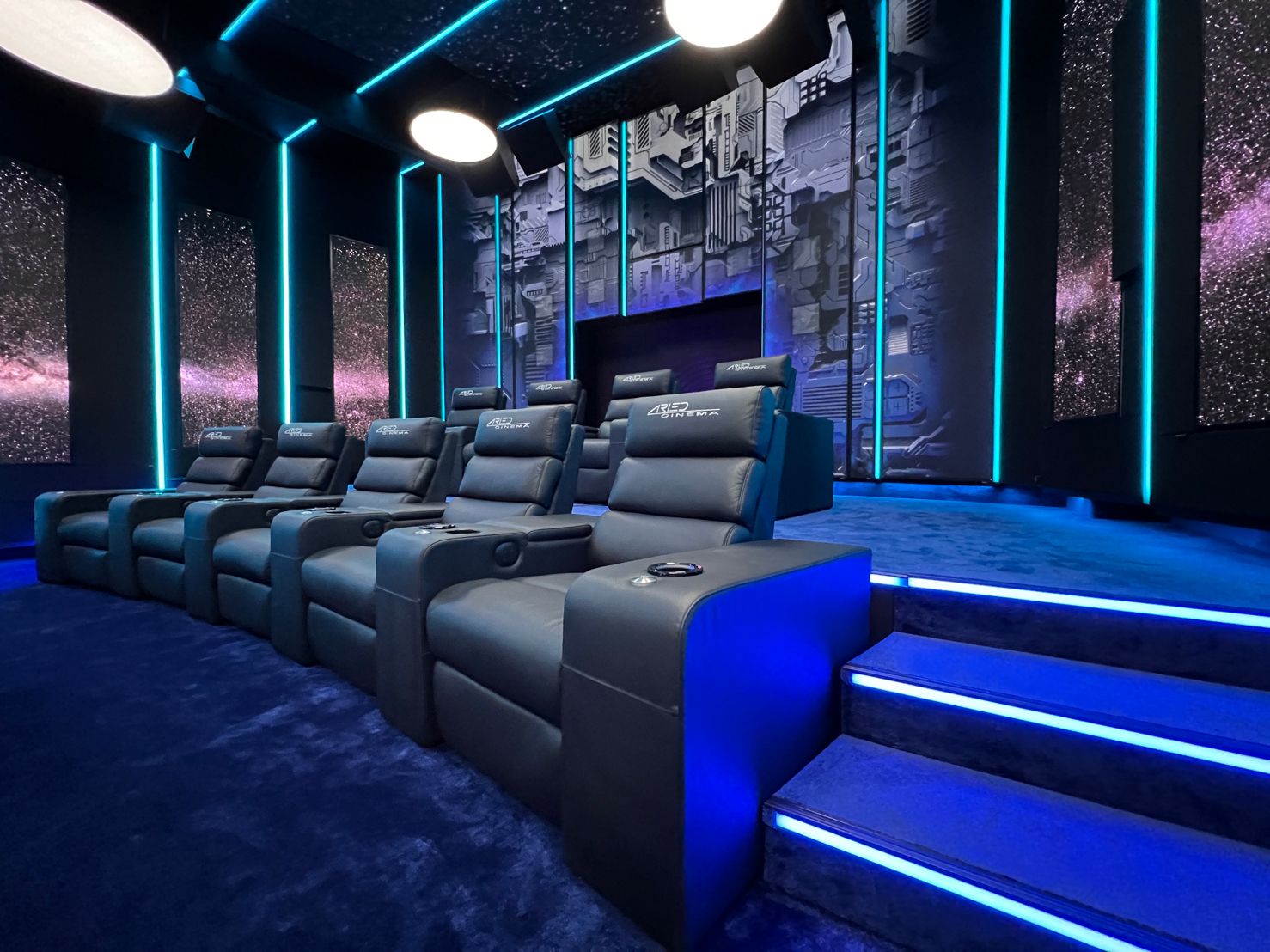 OASIS Heimkino mit Sitzreihen und LED-Stufenlicht