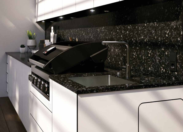 Outdoor-Küche mit schwarzer Granit-Arbeitsplatte