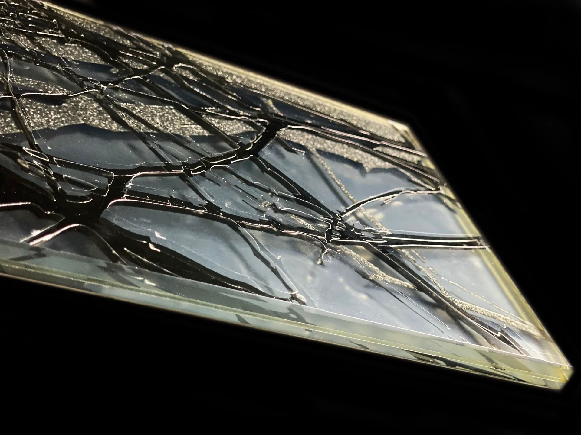 Schmelzglas mit Craquele-Bruchstruktur und goldenem Effekt - SiO2 Portfolio Glasveredelung